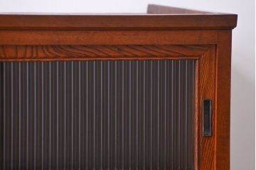 アンティーク家具　アンティーク モールガラス入の脚付き収納棚(食器棚、戸棚)