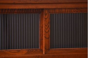 アンティーク家具　アンティーク モールガラス入の脚付き収納棚(食器棚、戸棚)