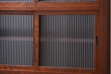 アンティーク家具　アンティーク モールガラス入の脚付き収納棚(食器棚、戸棚)