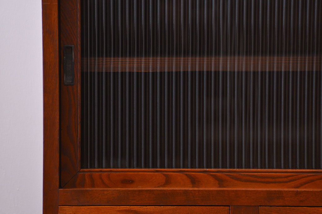 アンティーク家具　アンティーク モールガラス入の脚付き収納棚(食器棚、戸棚)