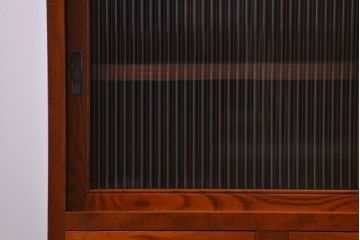 アンティーク家具　アンティーク モールガラス入の脚付き収納棚(食器棚、戸棚)