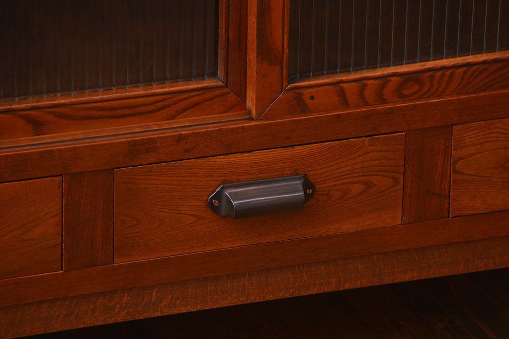 アンティーク家具　アンティーク モールガラス入の脚付き収納棚(食器棚、戸棚)