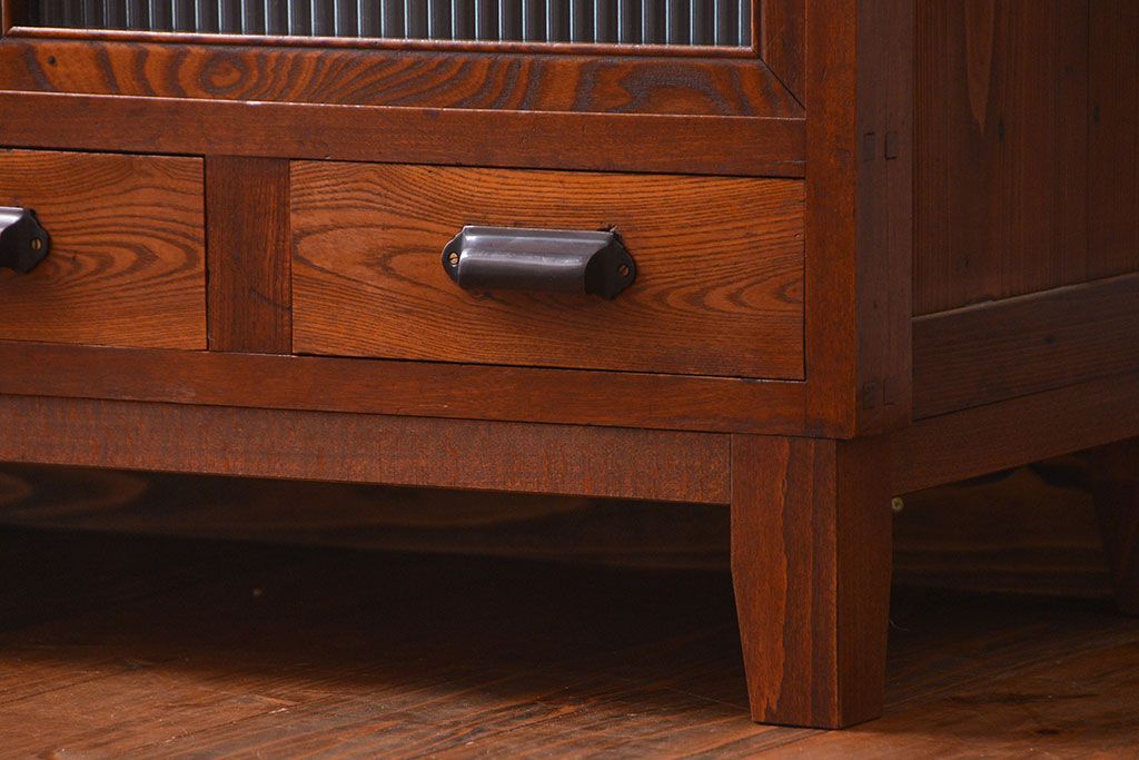 アンティーク家具　アンティーク モールガラス入の脚付き収納棚(食器棚、戸棚)