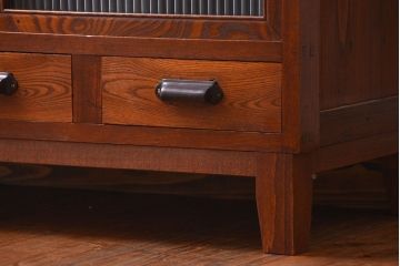 アンティーク家具　アンティーク モールガラス入の脚付き収納棚(食器棚、戸棚)