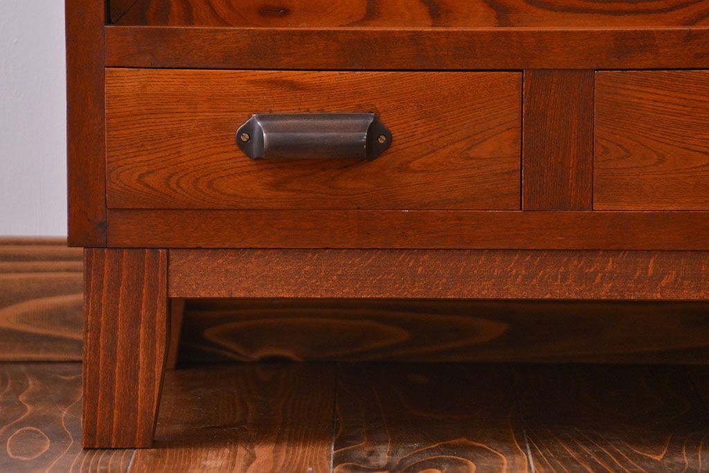 アンティーク家具　アンティーク モールガラス入の脚付き収納棚(食器棚、戸棚)