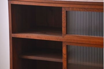 アンティーク家具　アンティーク モールガラス入の脚付き収納棚(食器棚、戸棚)