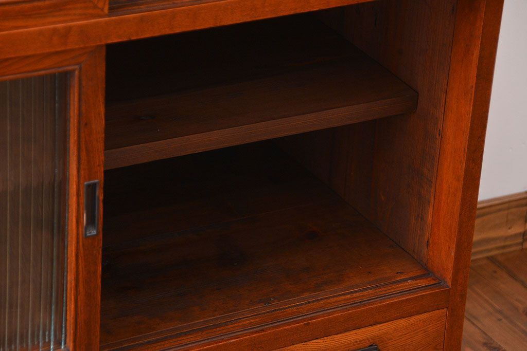 アンティーク家具　アンティーク モールガラス入の脚付き収納棚(食器棚、戸棚)