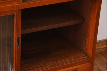 アンティーク家具　アンティーク モールガラス入の脚付き収納棚(食器棚、戸棚)