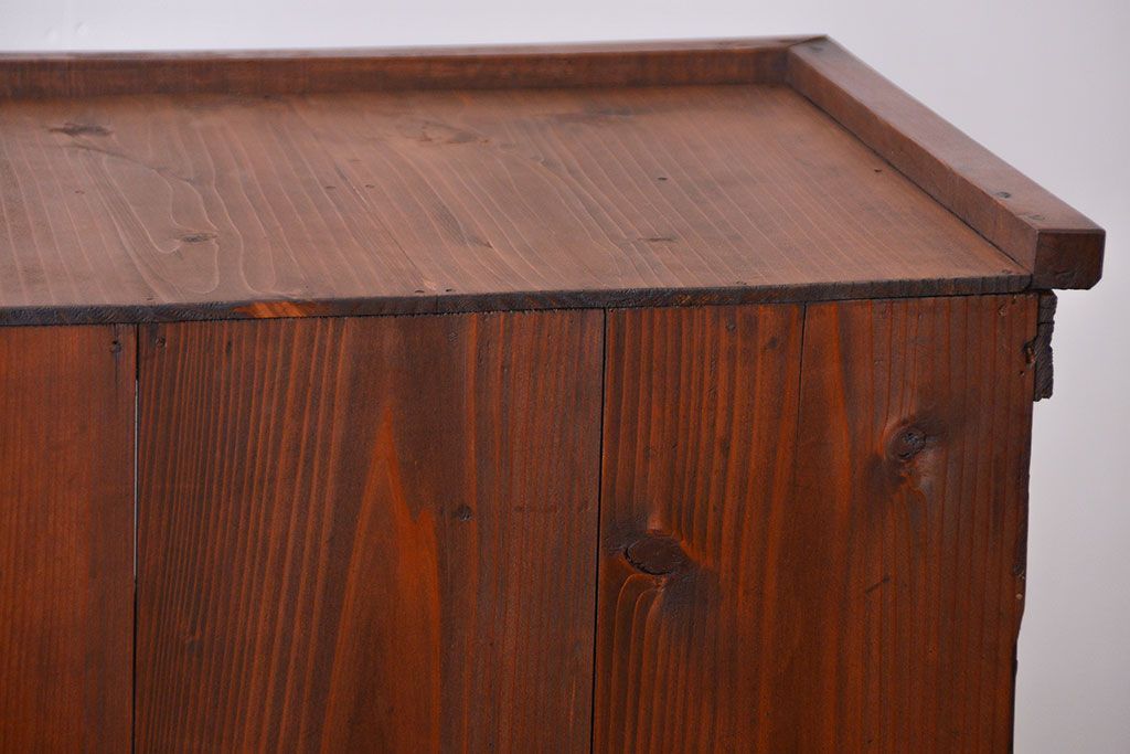 アンティーク家具　アンティーク モールガラス入の脚付き収納棚(食器棚、戸棚)