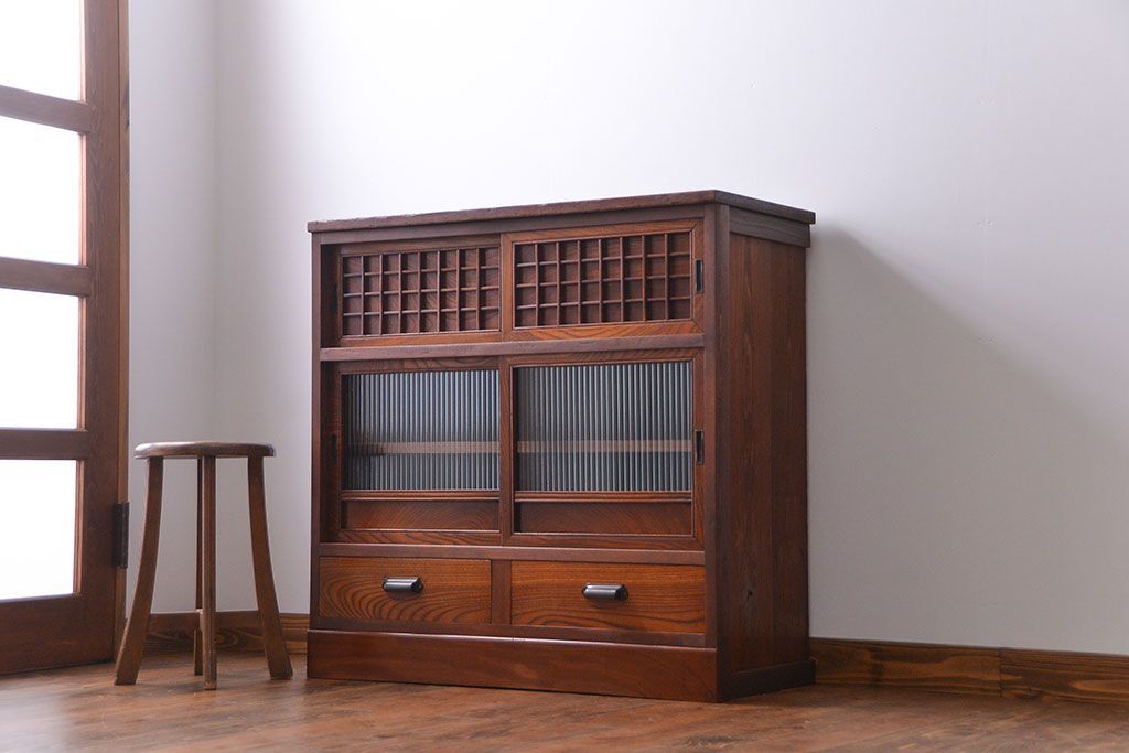 アンティーク家具　古民具・骨董 格子引き戸とモールガラスが素敵な収納棚