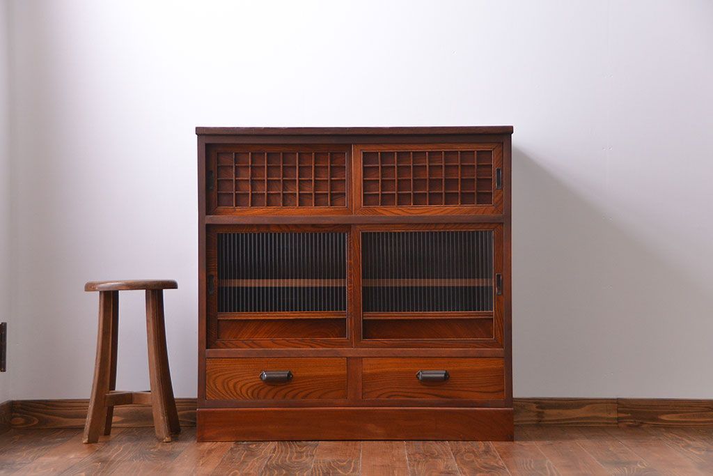 アンティーク家具　古民具・骨董 格子引き戸とモールガラスが素敵な収納棚