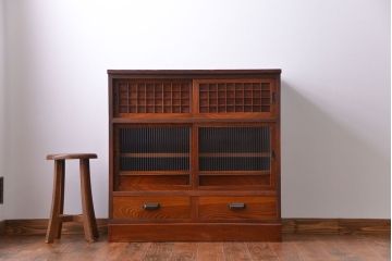 アンティーク家具　古民具・骨董 格子引き戸とモールガラスが素敵な収納棚