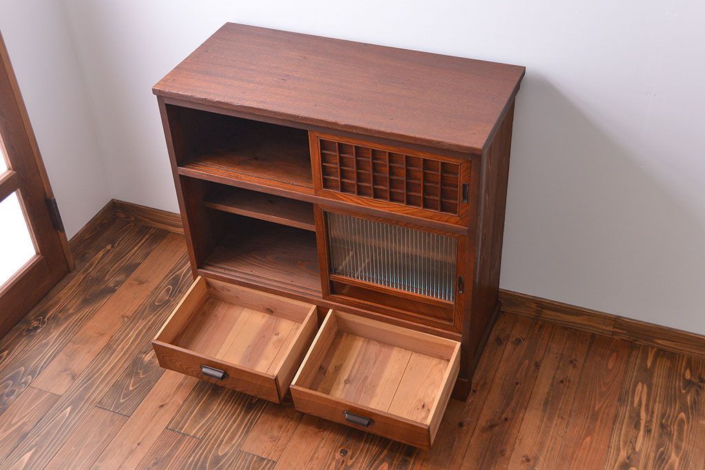 アンティーク家具　古民具・骨董 格子引き戸とモールガラスが素敵な収納棚