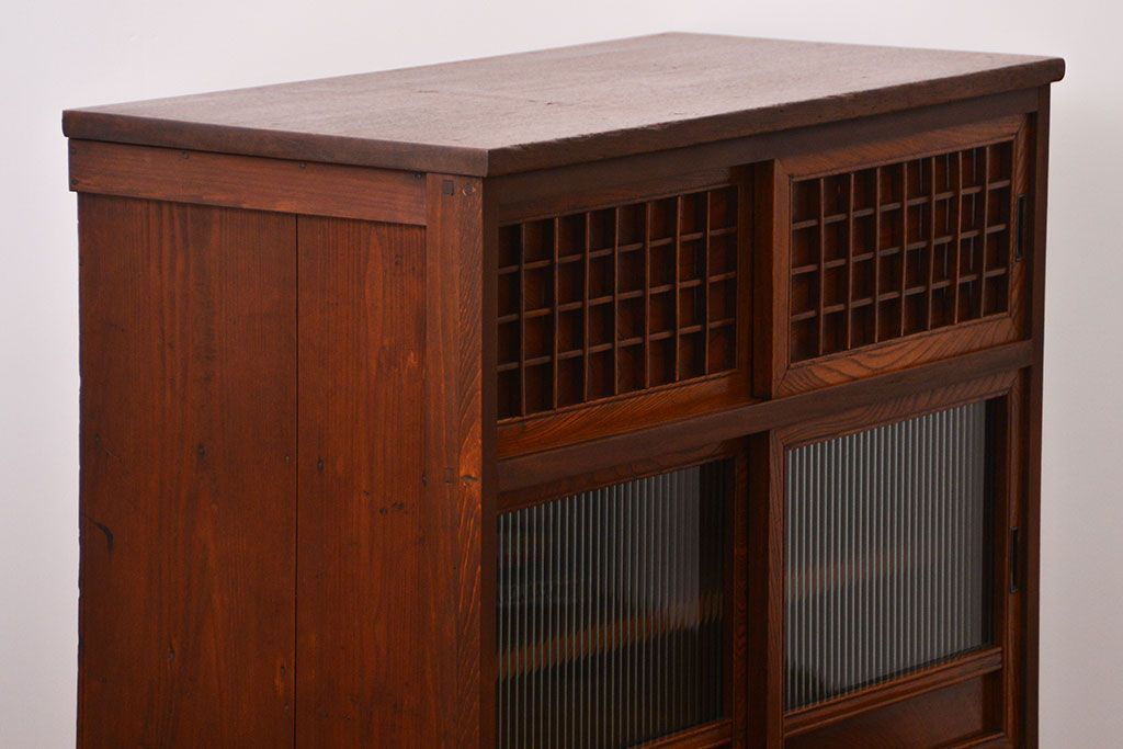 アンティーク家具　古民具・骨董 格子引き戸とモールガラスが素敵な収納棚