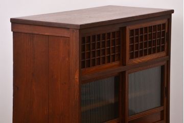 アンティーク家具　古民具・骨董 格子引き戸とモールガラスが素敵な収納棚