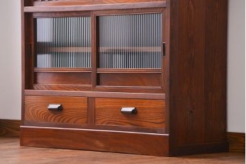 アンティーク家具　古民具・骨董 格子引き戸とモールガラスが素敵な収納棚