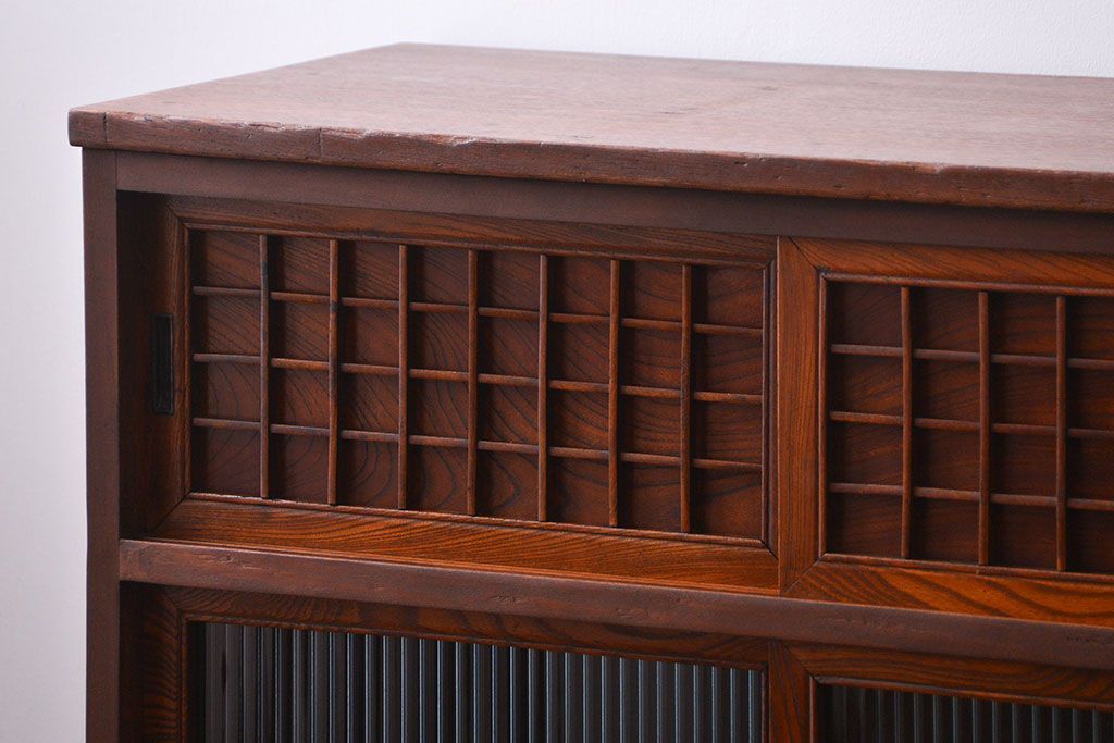 アンティーク家具　古民具・骨董 格子引き戸とモールガラスが素敵な収納棚