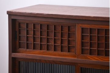 アンティーク家具　古民具・骨董 格子引き戸とモールガラスが素敵な収納棚