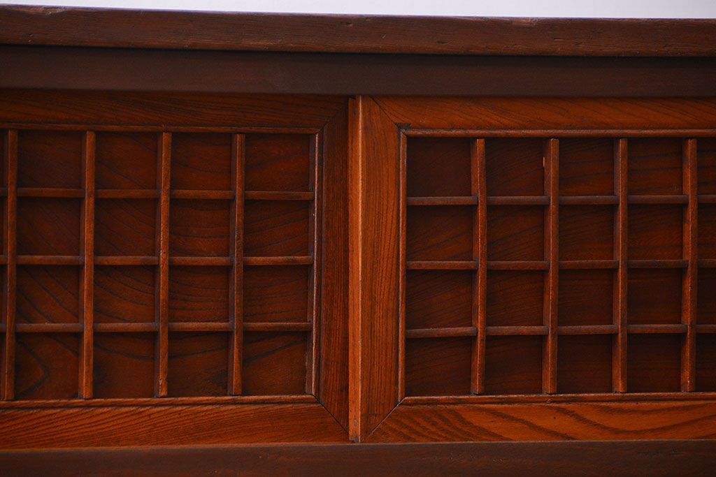 アンティーク家具　古民具・骨董 格子引き戸とモールガラスが素敵な収納棚