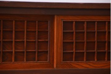 アンティーク家具　古民具・骨董 格子引き戸とモールガラスが素敵な収納棚