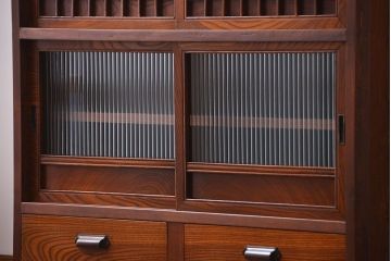 アンティーク家具　古民具・骨董 格子引き戸とモールガラスが素敵な収納棚