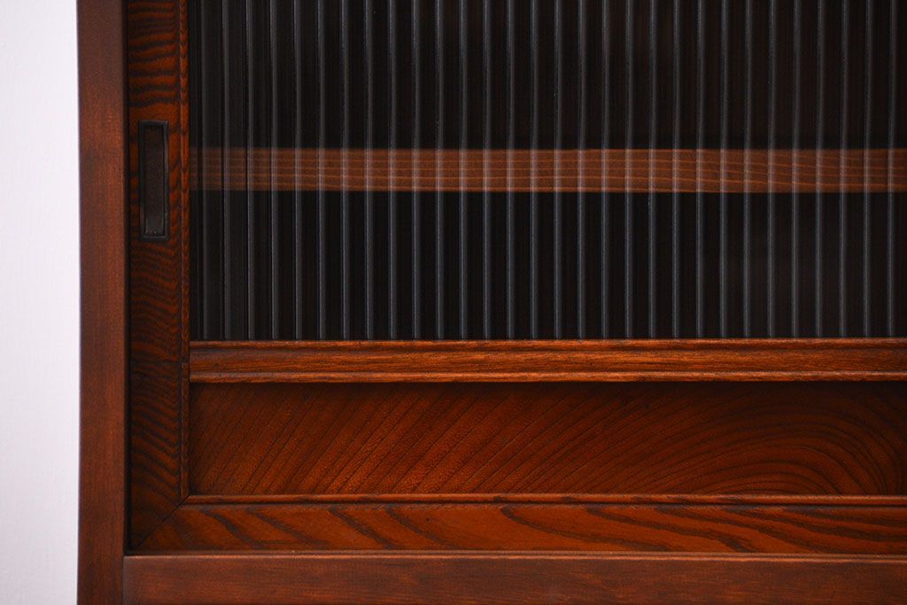 アンティーク家具　古民具・骨董 格子引き戸とモールガラスが素敵な収納棚