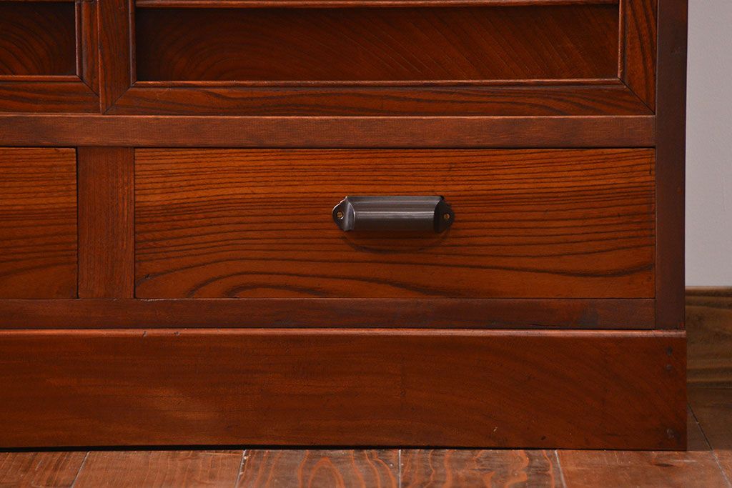 アンティーク家具　古民具・骨董 格子引き戸とモールガラスが素敵な収納棚