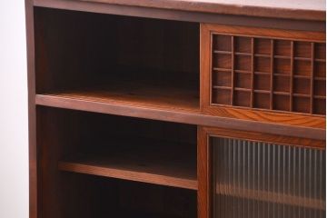 アンティーク家具　古民具・骨董 格子引き戸とモールガラスが素敵な収納棚