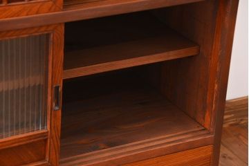 アンティーク家具　古民具・骨董 格子引き戸とモールガラスが素敵な収納棚