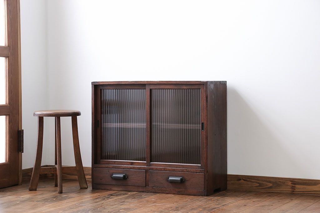 アンティーク家具　アンティーク 古い木の小さなモールガラス収納棚(戸棚)