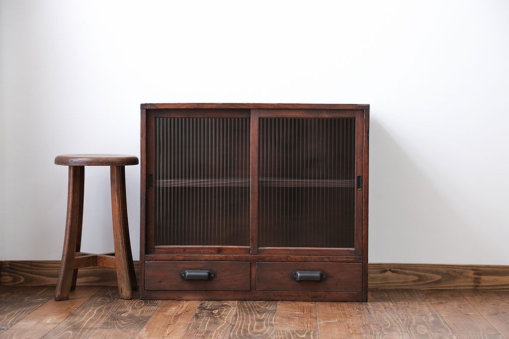 アンティーク家具　アンティーク 古い木の小さなモールガラス収納棚(戸棚)