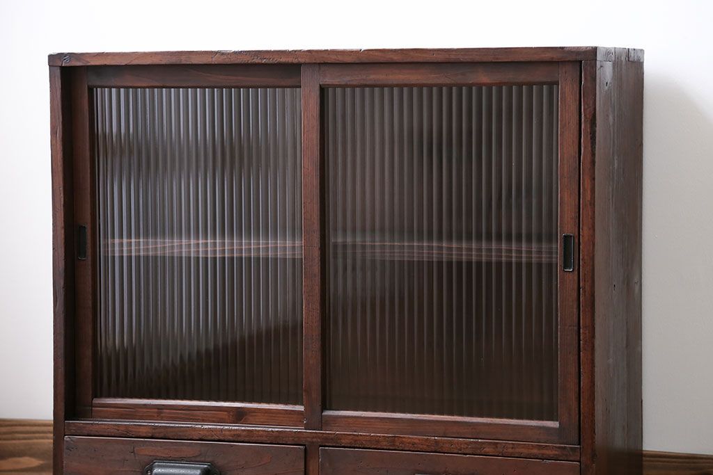 アンティーク家具　アンティーク 古い木の小さなモールガラス収納棚(戸棚)