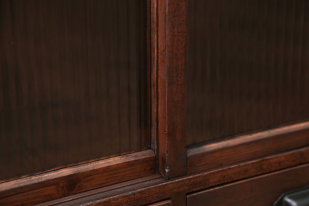 アンティーク家具　アンティーク 古い木の小さなモールガラス収納棚(戸棚)