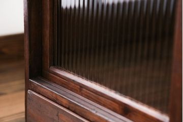 アンティーク家具　アンティーク 古い木の小さなモールガラス収納棚(戸棚)