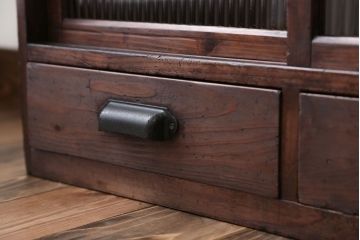 アンティーク家具　アンティーク 古い木の小さなモールガラス収納棚(戸棚)