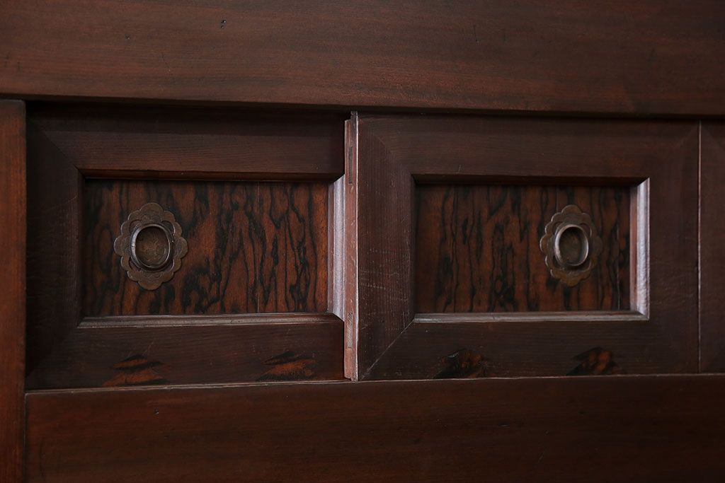アンティーク家具　アンティーク 黒柿材をふんだんに使用した上手四尺水屋箪笥(時代箪笥)