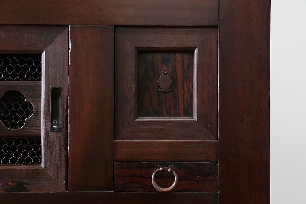 アンティーク家具　アンティーク 黒柿材をふんだんに使用した上手四尺水屋箪笥(時代箪笥)