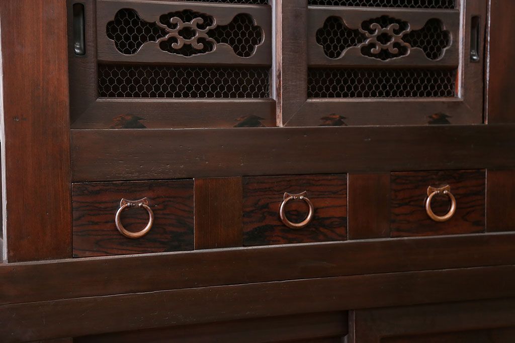 アンティーク家具　アンティーク 黒柿材をふんだんに使用した上手四尺水屋箪笥(時代箪笥)