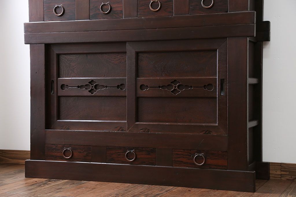 アンティーク家具　アンティーク 黒柿材をふんだんに使用した上手四尺水屋箪笥(時代箪笥)