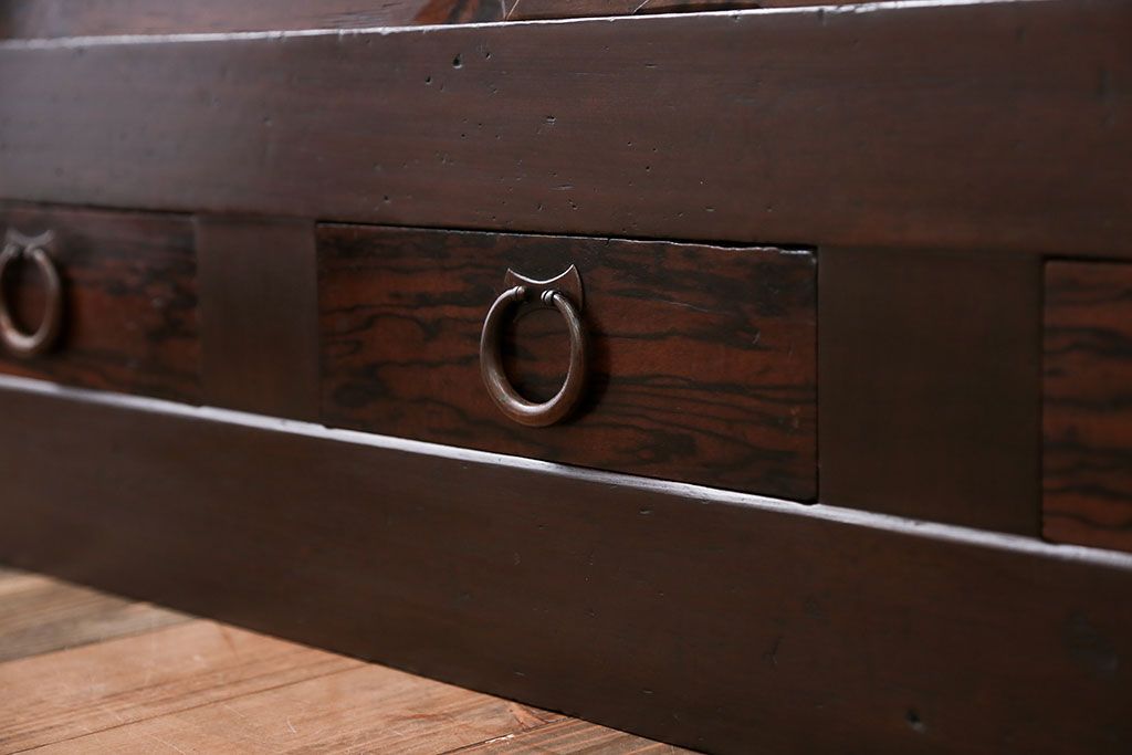 アンティーク家具　アンティーク 黒柿材をふんだんに使用した上手四尺水屋箪笥(時代箪笥)