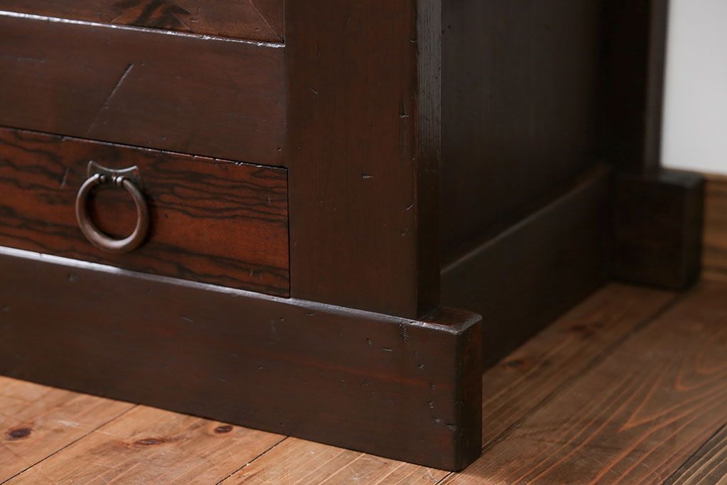 アンティーク家具　アンティーク 黒柿材をふんだんに使用した上手四尺水屋箪笥(時代箪笥)