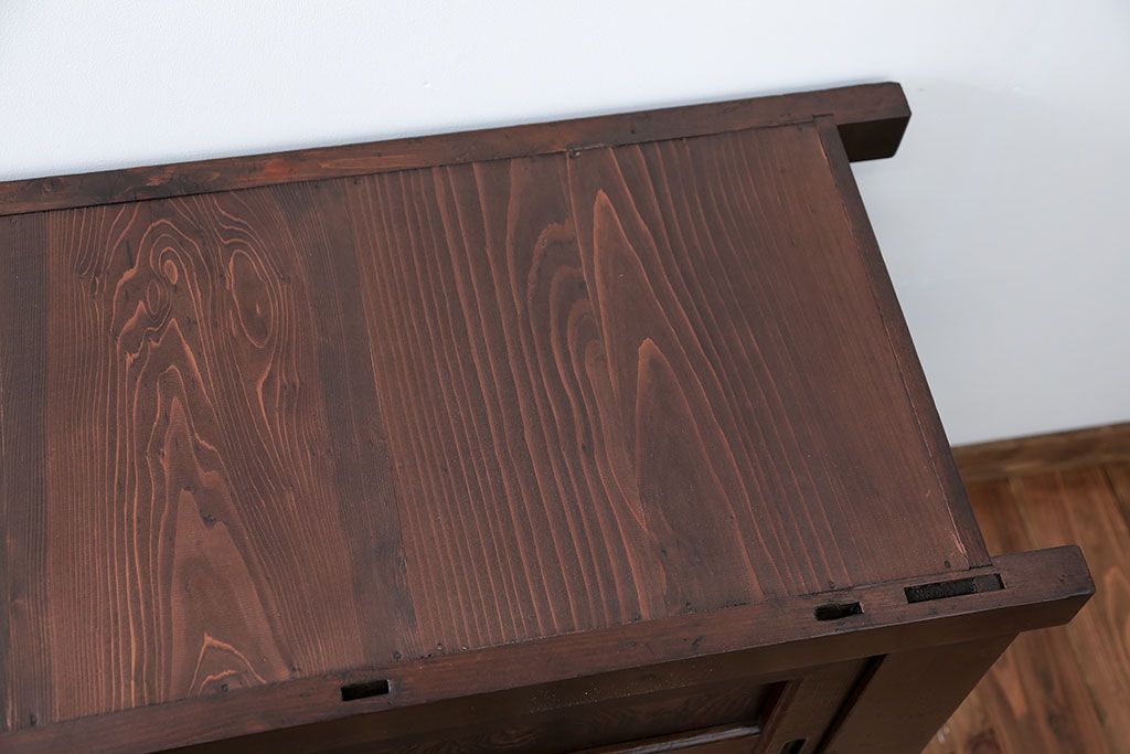 アンティーク家具　アンティーク 黒柿材をふんだんに使用した上手四尺水屋箪笥(時代箪笥)