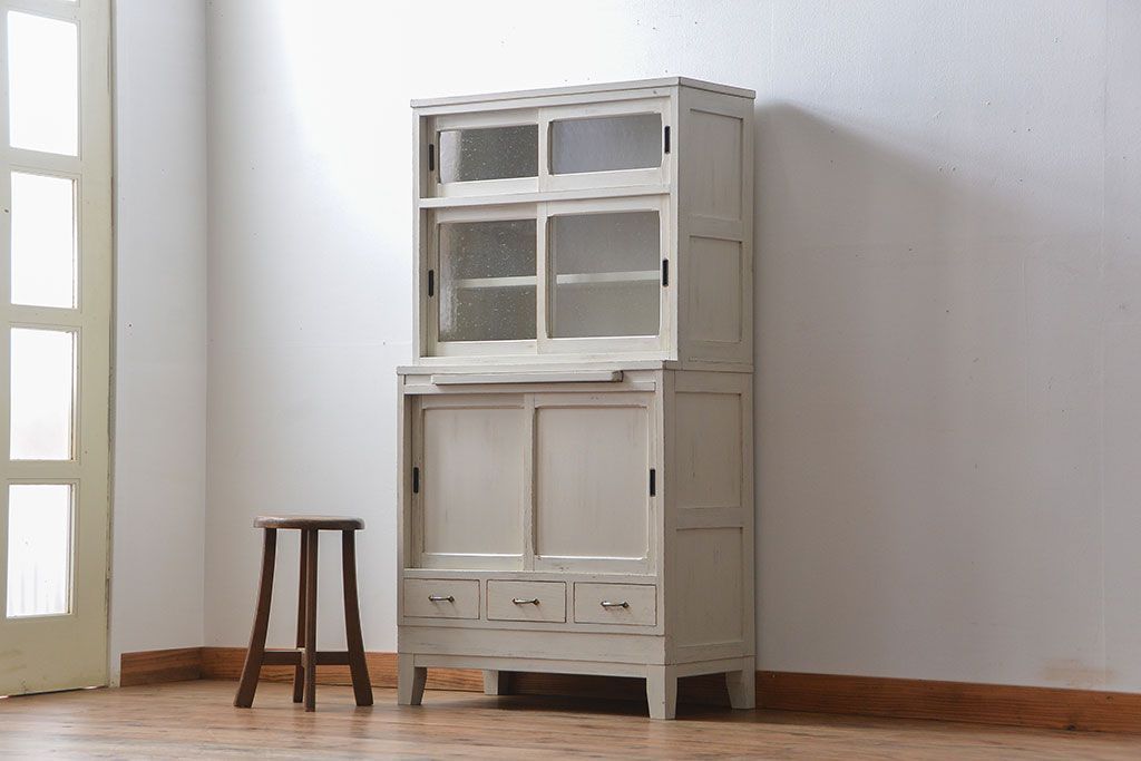 アンティーク家具　アンティークペイント 気泡ガラスの脚付き食器棚(カップボード、収納棚)