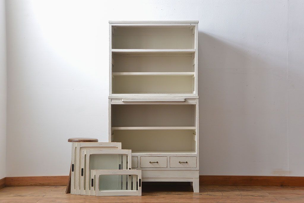 アンティーク家具　アンティークペイント 気泡ガラスの脚付き食器棚(カップボード、収納棚)