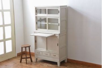 アンティーク家具　アンティークペイント 気泡ガラスの脚付き食器棚(カップボード、収納棚)