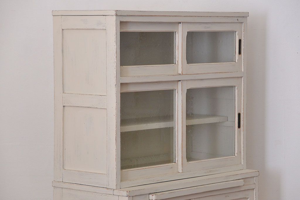 アンティーク家具　アンティークペイント 気泡ガラスの脚付き食器棚(カップボード、収納棚)