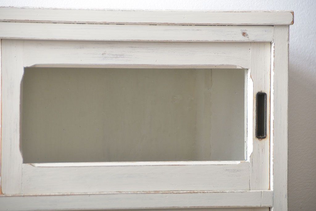 アンティーク家具　アンティークペイント 気泡ガラスの脚付き食器棚(カップボード、収納棚)