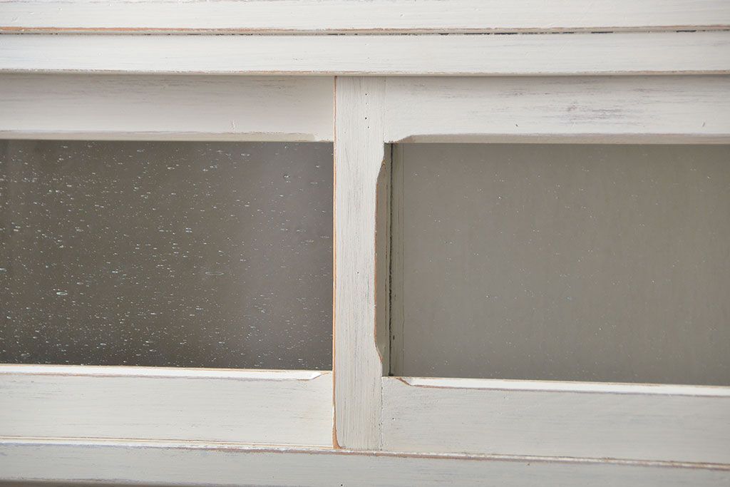 アンティーク家具　アンティークペイント 気泡ガラスの脚付き食器棚(カップボード、収納棚)