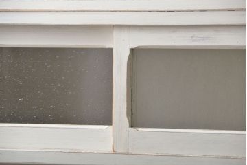 アンティーク家具　アンティークペイント 気泡ガラスの脚付き食器棚(カップボード、収納棚)