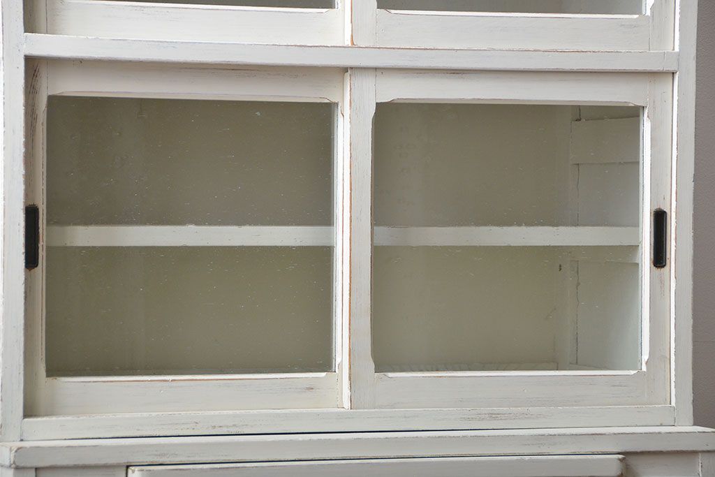 アンティーク家具　アンティークペイント 気泡ガラスの脚付き食器棚(カップボード、収納棚)